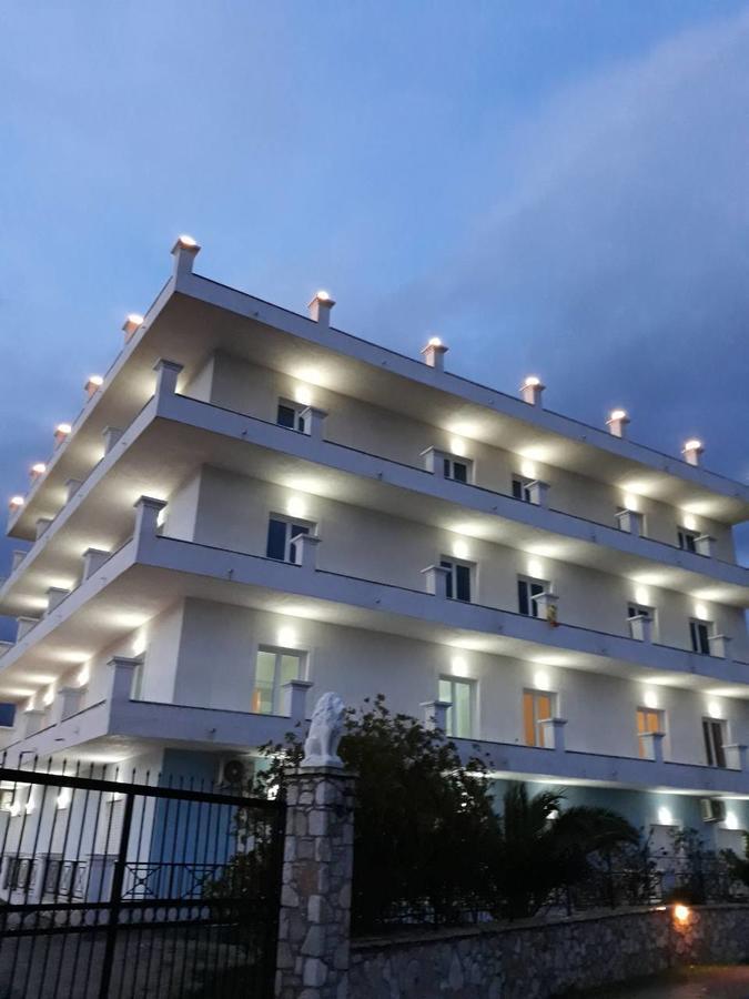 Mihalis Apartments Himare Exterior photo